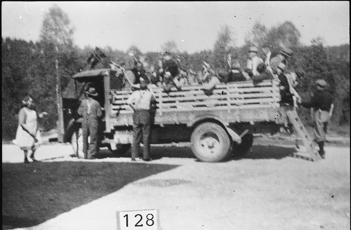 17. mai-skyss ca. 1945. Lastebilen med mange folk på planet. Bilen tilhørte Lars Gunnerud.