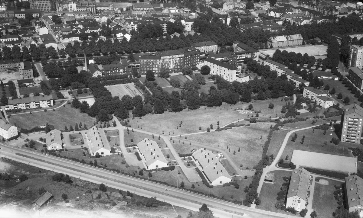 Flygbild över centrala Norrköping 1959. Den stora byggnaden i bildens centrum är Lasarettet med tillhörande park. Byggnaden uppfördes enligt arkitekt Carl Westmans ritningar och var Norrköpings centrallasarett mellan 1927 och 1988, då verksamheten förlades till det nybyggda Vrinnevisjukhuset. I förgrunden skymtar Albrektsvägen därefter bebyggelse inom stadsdelen Såpkullen. Vy mot nordost.