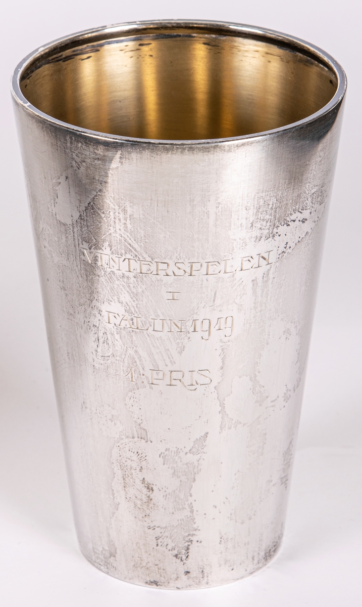 Bägare, silver, med inskription.
Vinterspelen i Falun 1919.