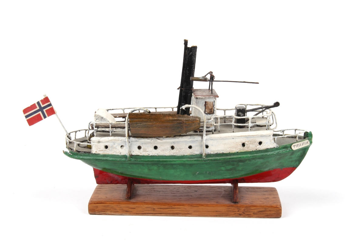 Modellbåt på stativ. Båten er en modell av "Trafik" og er laget av maskinisten på båten.