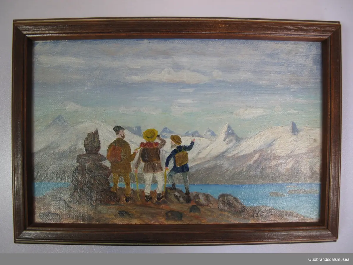 A. O. Vinje, Ernst Welhaven Sars og H. E. Berner står med ryggen til tilskueren og ser mot fjellene. Utsiktspunktet Skinneeggen, Jotunheimen. Motivtittelen skrev på rammens bakside er: "Ferdanautar" i Jotunheimen 1868.