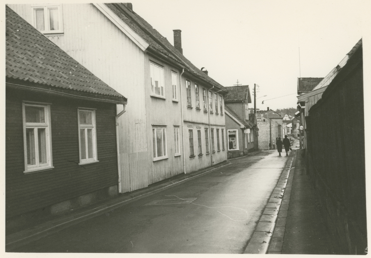 Skoggata. 
To bilder på samme kort. Fotograf har stått i Skoggata.
1966.
Historikk: Alle bygg på venstre side er revet til fordel for Kirkeparken VG. Alle på høyre side revet til fordel for boligblokker.