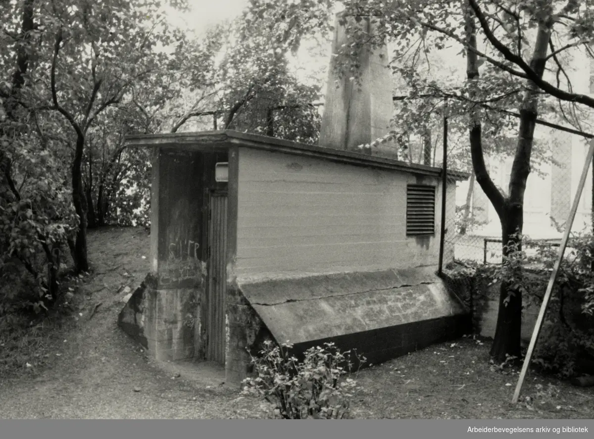 Ruseløkka. Inngangen til den underjordiske avlyttingsbunkersen under Ruseløkka skole.1988
