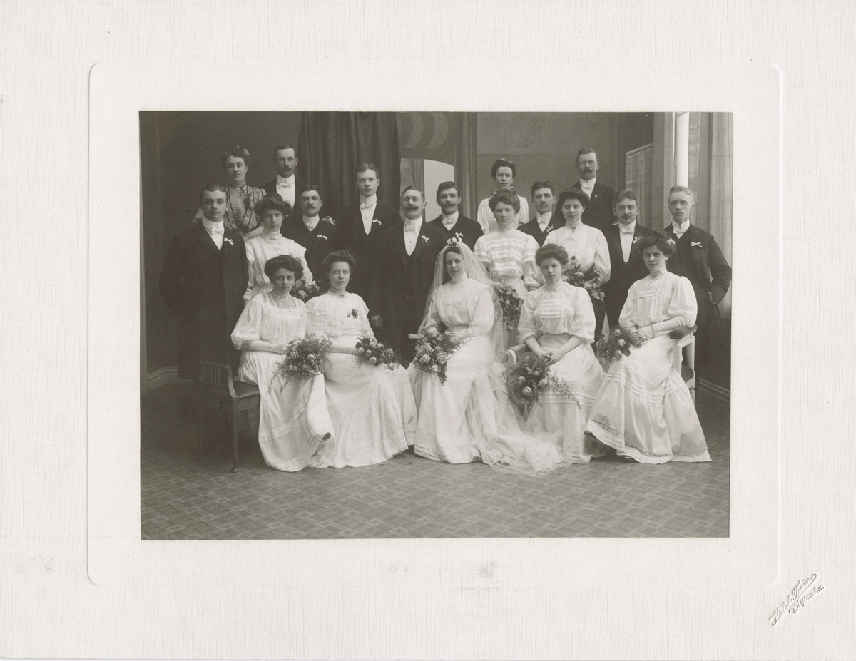 Gäster samt brudpar vid ett bröllop omkring 1910.