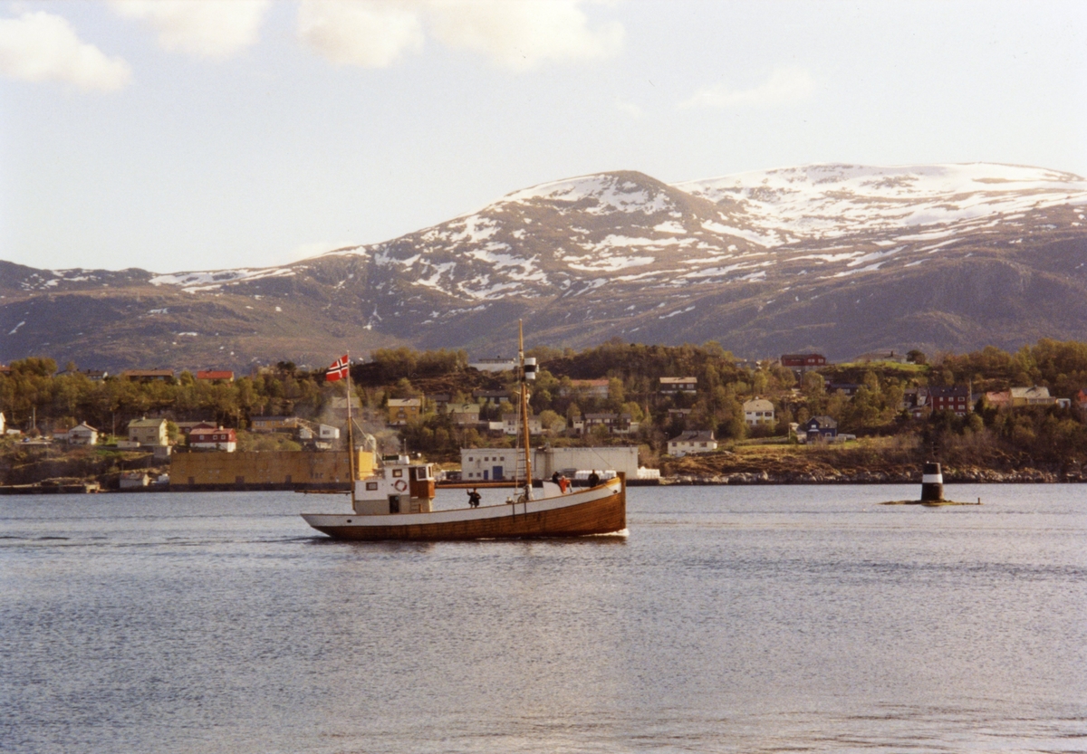 Motiv fra båttur med M/B "Heland" etter den var ferdig restaurert ved Hardanger Fartøyvernsenter.
