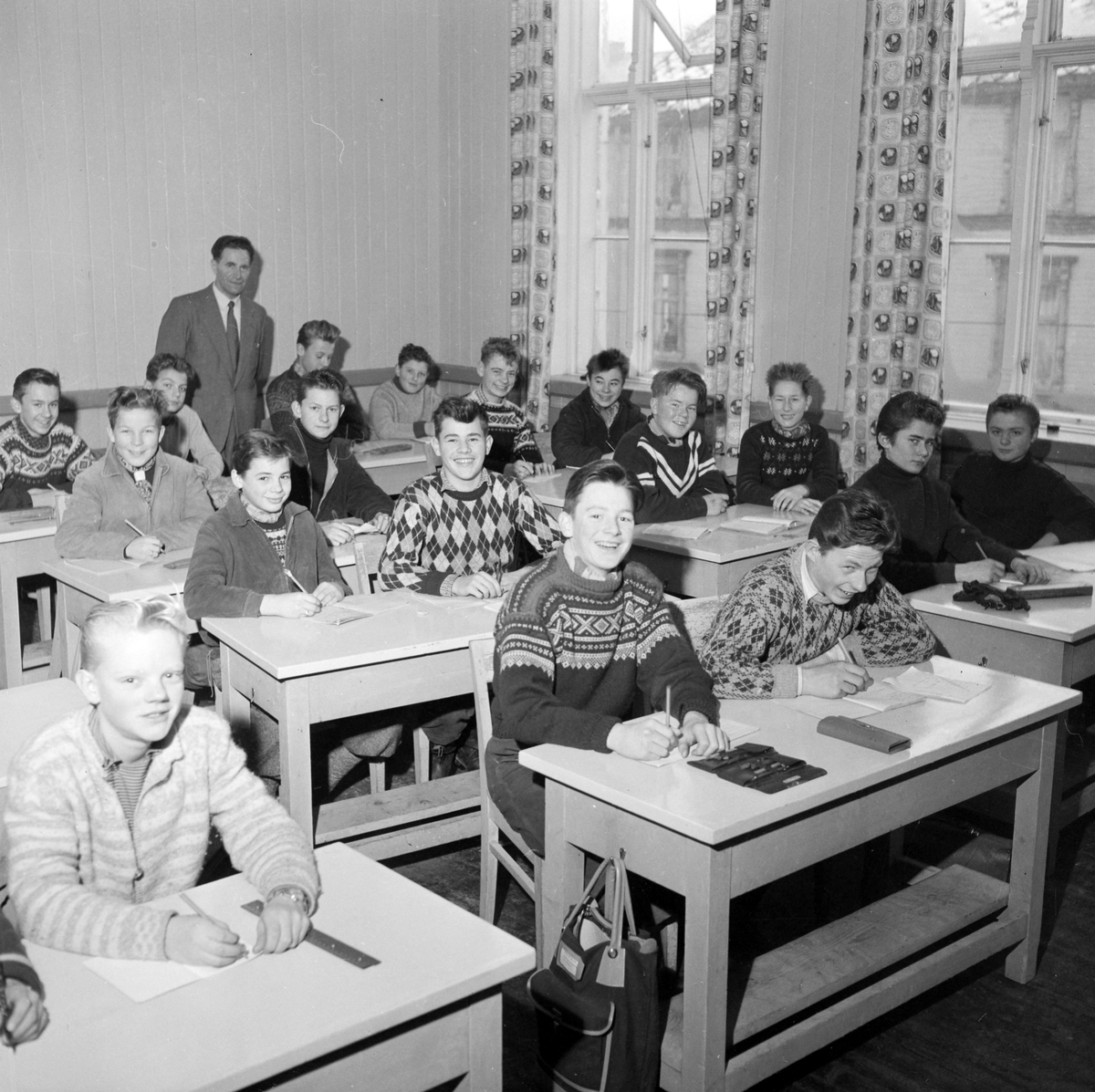 Lærer Olaf Fløttum sammen med klassen på Bispehaugen skole