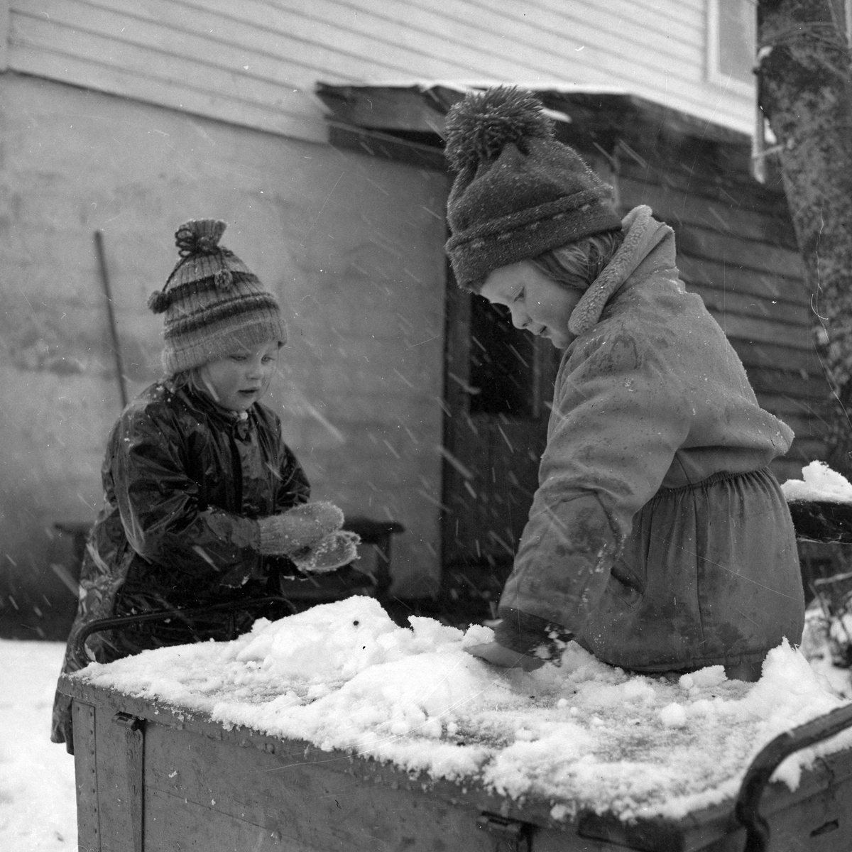Barn leker i snøen ved Lian