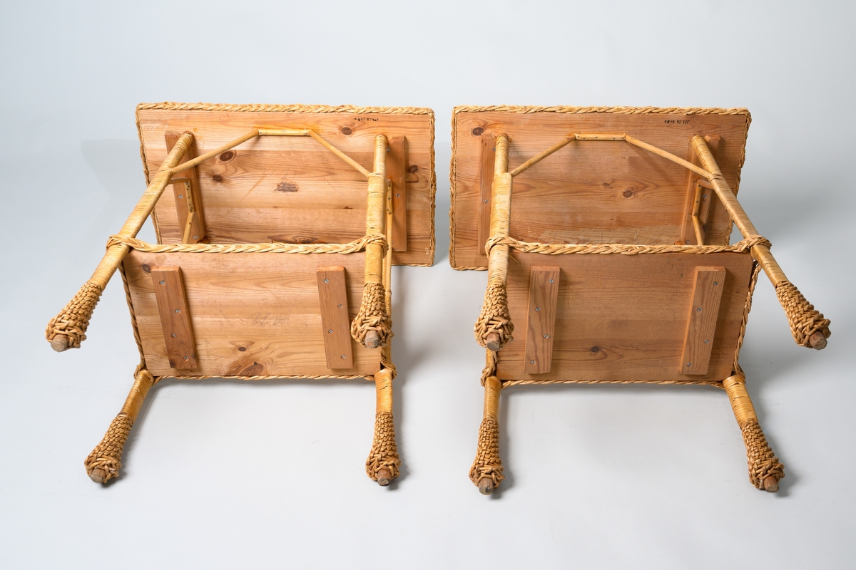 Korgmöbel bestående av två bord (JM.28668:a-b). Bordet har fyra ben, rektangulär bordsskiva och under denna en hylla.