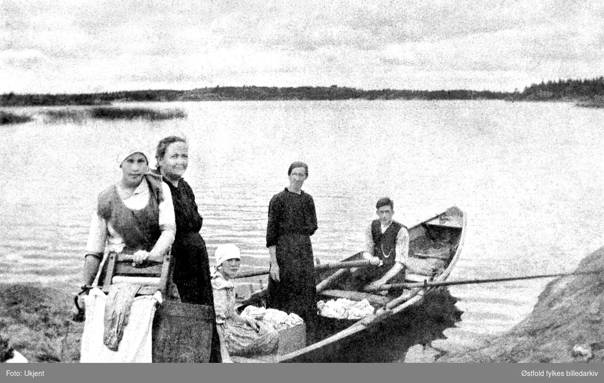 Klesvask ved Vansjø (Bjørnebekkstranda, utsikt mot Oksenøya.) Fra v. Ester Lundeby, Julie Lundeby, Helmine Lundeby, Kristoffer Hammer Lundeby.  Bildet er tatt 1918-20.