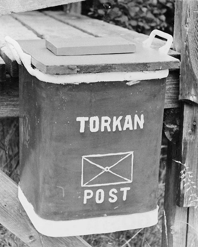 Av en kasserad mjölkflaska har en stor och stadig brevlåda gjorts
för befolkningen vid Torkan i Roslagen, invid Norrtäljevägen.