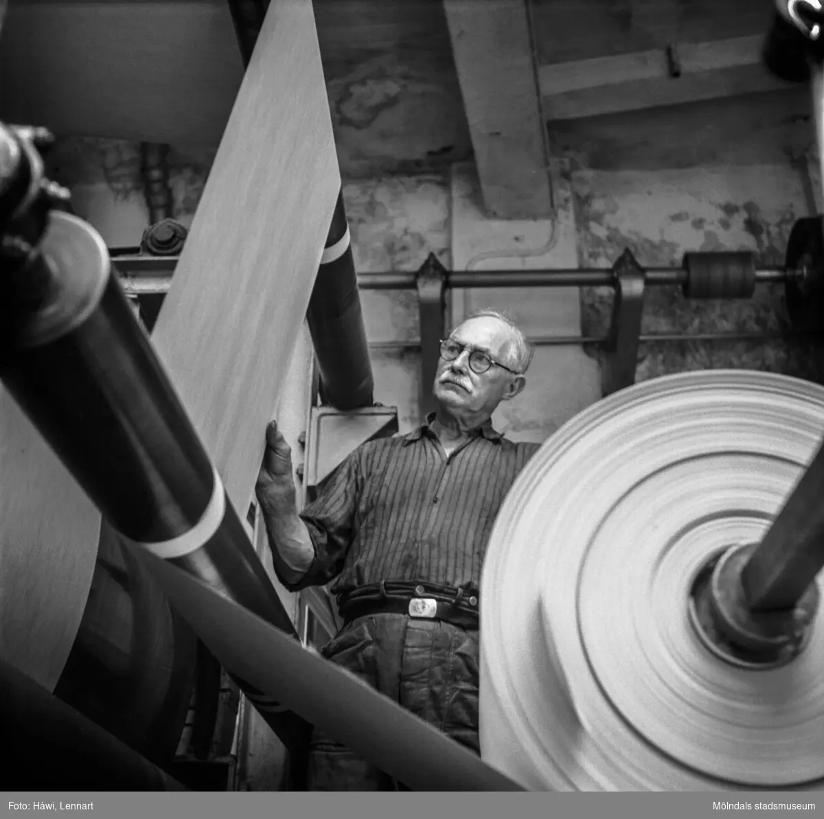 Maskinförare Edvin Andersson i arbete vid maskin på pappersbruket Papyrus i Mölndal, 15/6 1955.