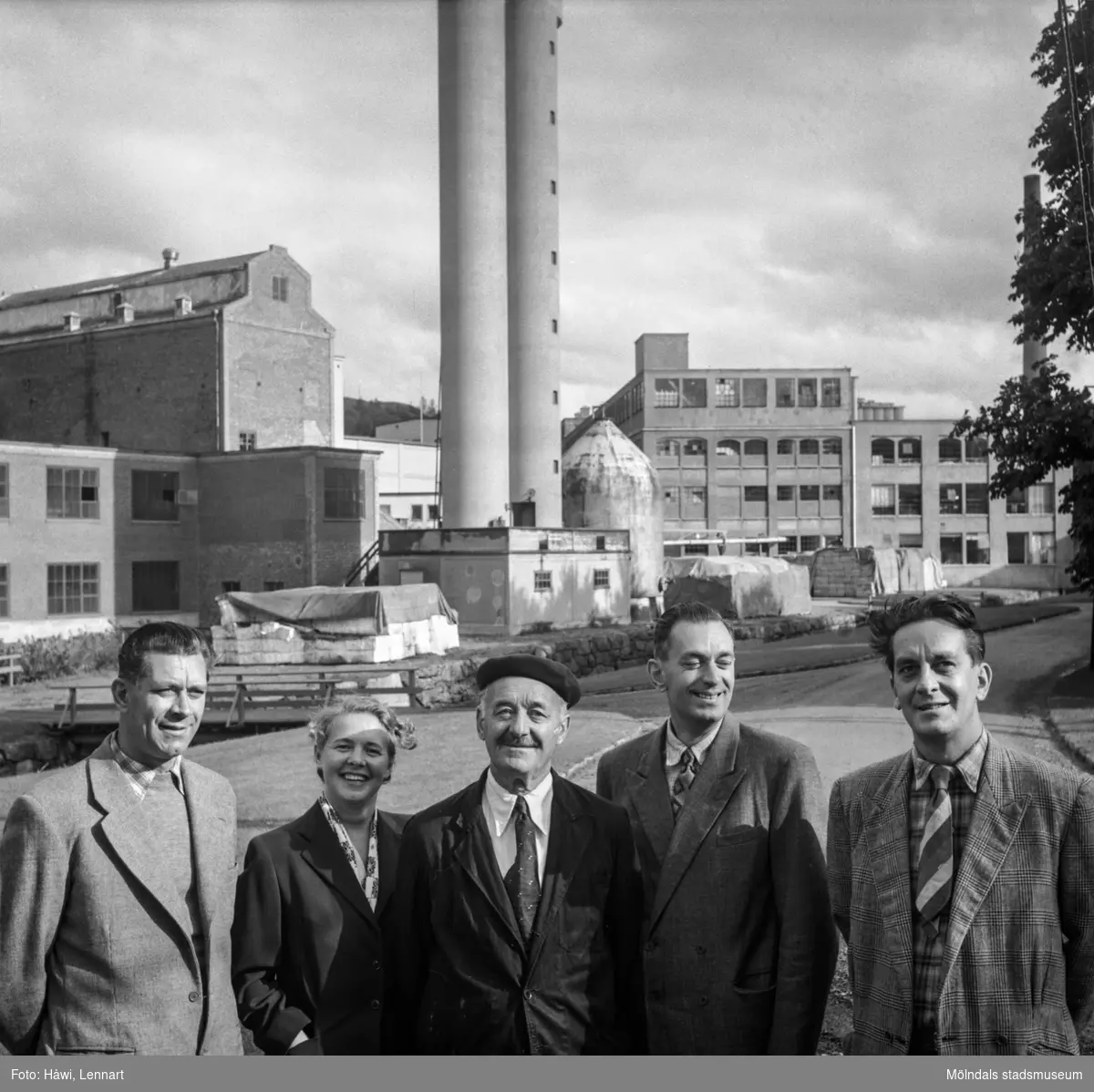 Papyrus trädgårdsmästare Aug. Andersson med familj. Pappersbruket Papyrus i Mölndal 16/9 1955.