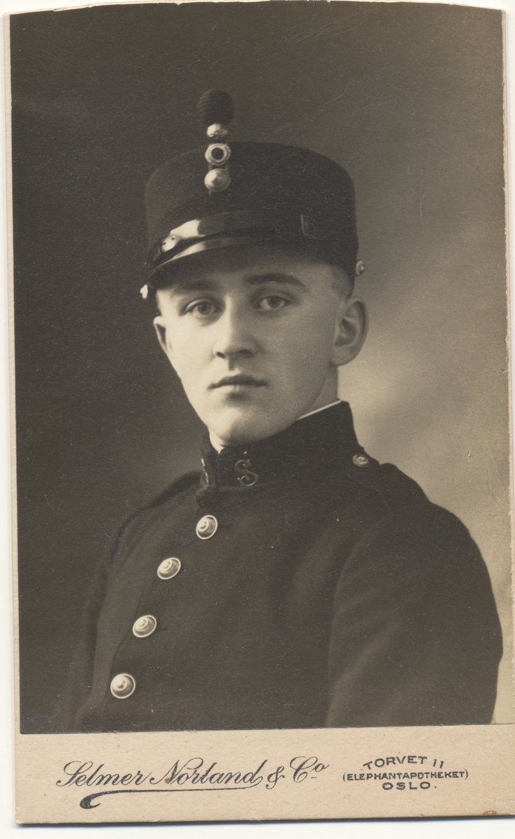 Erling Kyllo (f. 1905 i Hegra, d. 1970) i militær uniform. Han ble arrestert i Lånke under "Aktion Waldmeister" i 1944, og var fange på Falstad fra juni til august 1944, senere på Grini.
