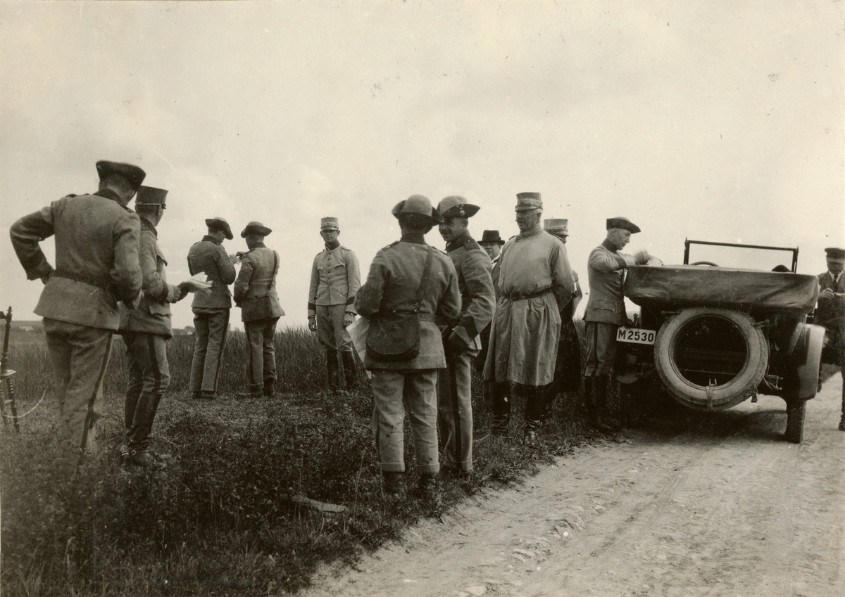 Text i fotoalbum: "Landstormstävlingarna i Ystad 27. juli 1924".

Fordonet på bilden är en Westcott bil, 55 hk 6 passagerare+ förare, som registrerades på Hilding Svensson i Stävie den 3/8 1920.
