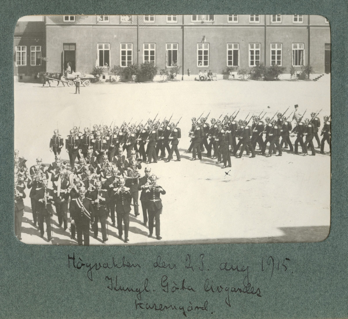 Text i fotoalbum: "Högvakten den 23. aug 1915 Kungl. Göta livgardes kaserngård".