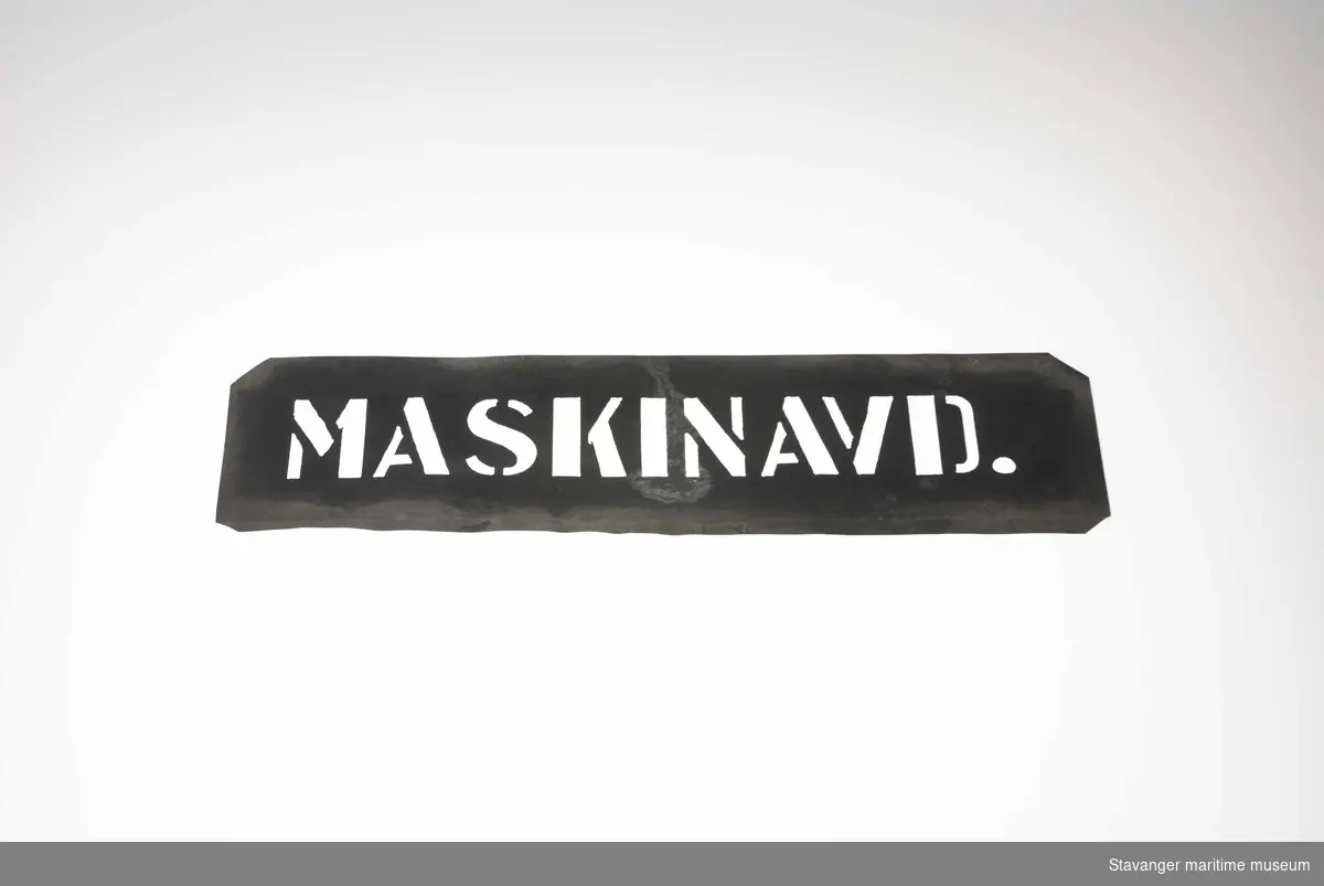 Sjablong i metall - "MASKINAVD." skåret ut.