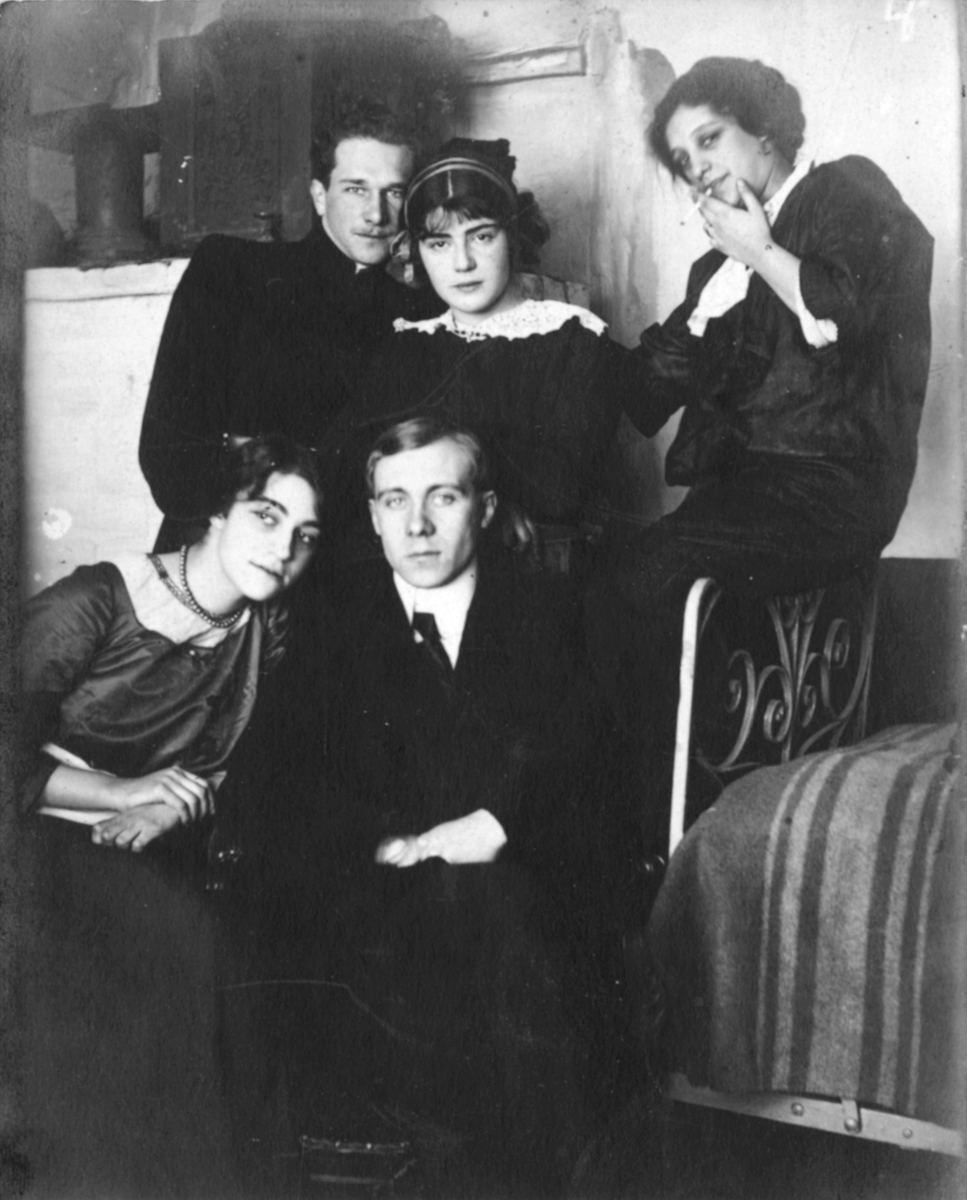 Serafima Rostin (nederst til venstre, og Victoria Rostin  (øverst i midten) sammen med venner i Russland ca 1913.

Muligens er mannen øverst til venstre Victorias ungdoms kjæreste, den mystiske P. eller Pierre, som Victoria møter igjen i Brüssel i 1935.