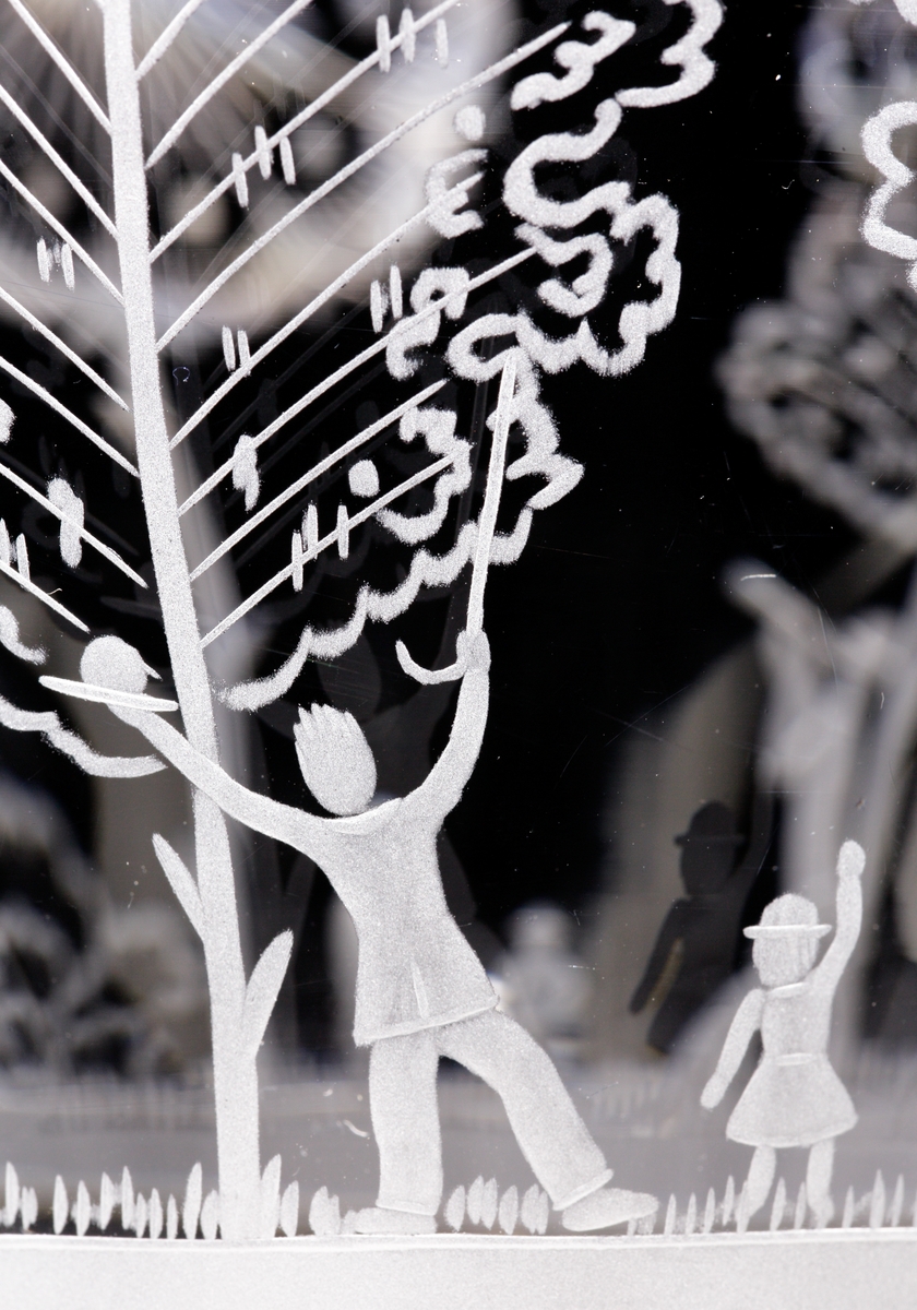 "Fyrverkeriskålen" av Edward Hald. Trattformad större skål med graverat motiv bestående av en himmel fylld av fyrverkerier över en glest beskogad festplats fylld med människor och ett tält.