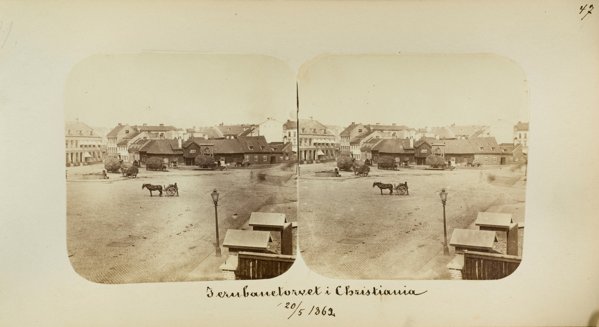 Jernbanetorget i Christiania (Oslo) i 1862. Hester og vogner med høylass venter på tur til høyvekten