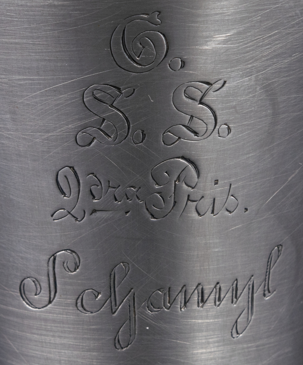 Prispokal av silver. Graverad text: GSS 2 dra pris Schanyl. Stämplad i botten: CG Hallberg, kattfot och R 6 =1895.