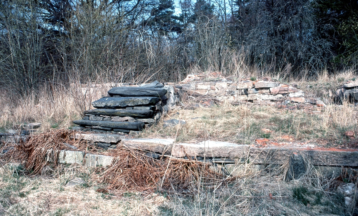 Rester bestående av yttertrappa och grundmurar (av sten) från gårdshuset Apelgården 1:6 "Lottas" år 1978. Huset byggdes 1825, revs cirka 1965.
Relaterat motiv: A1375 samt A1607 - A1612.