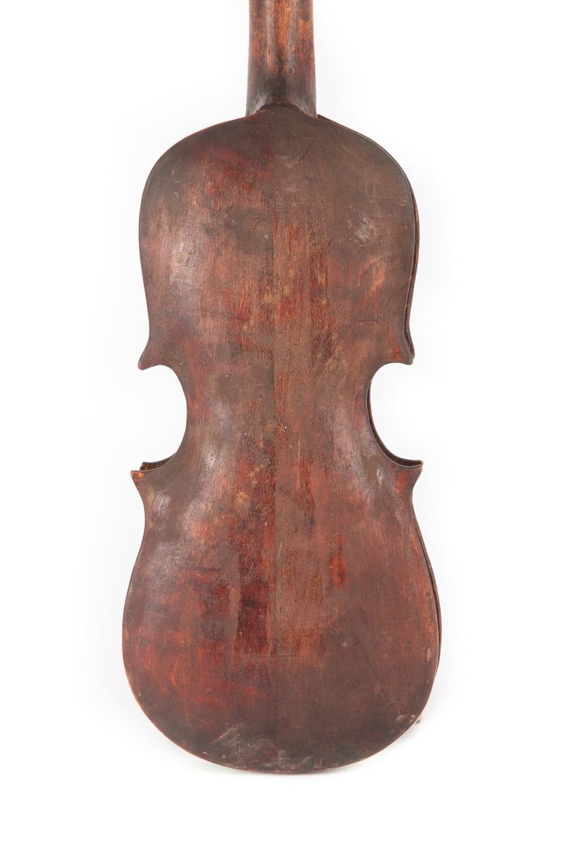Fela er gjort i grovt tremateriale og er antakelig et hjemmearbeid fra gården Hippe i Ulnes. Instrumentet er brunbeiset og ulakert. Strengehuset har en sprekk, 13 cm lang, på oversiden. Halsen er uten strengebrett. Tre strengeskruer er festet til felehode. Ingen strenger.