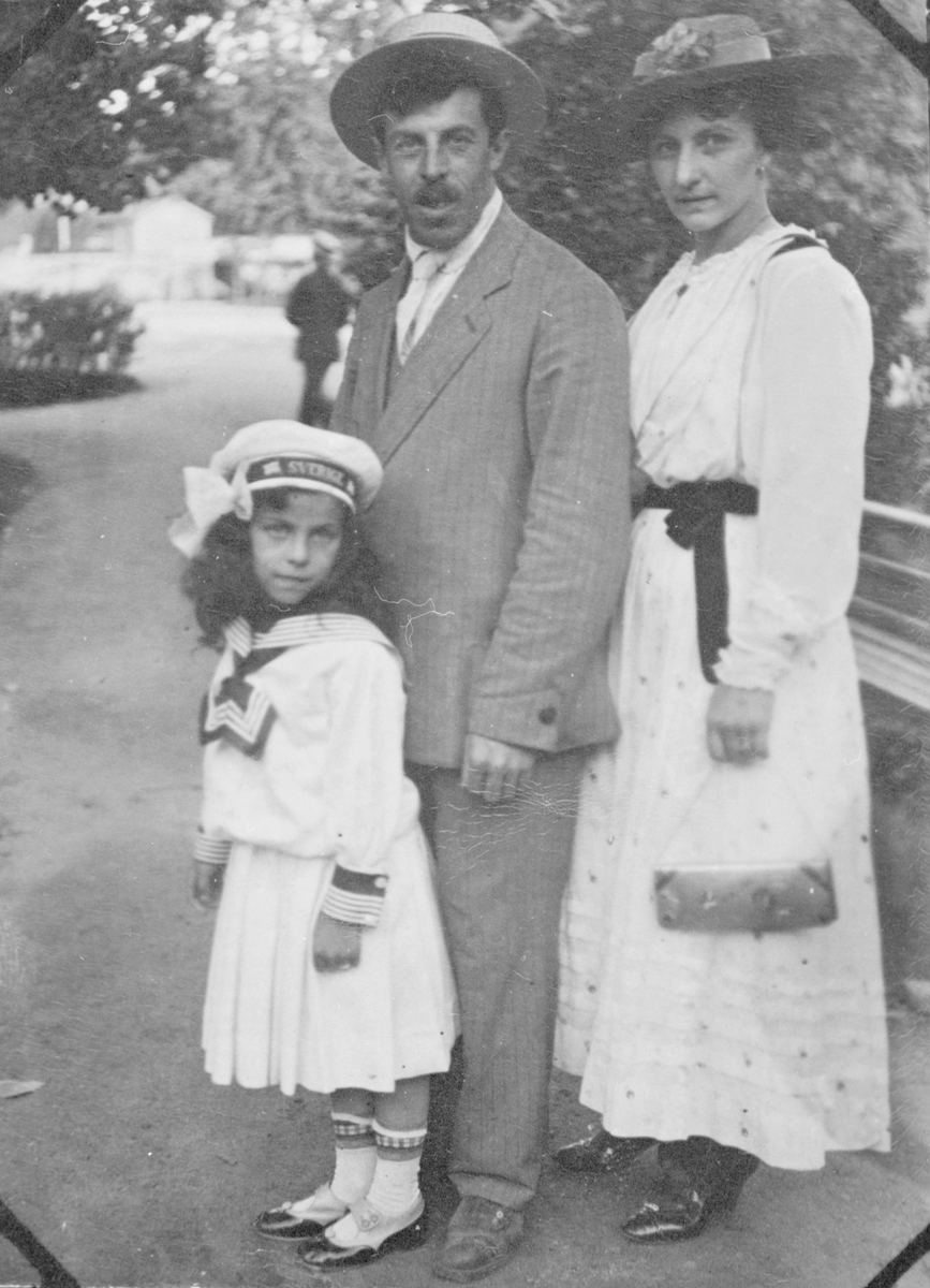 La Bella Ingeborg och Charles Bazola med dottern Hélenè.