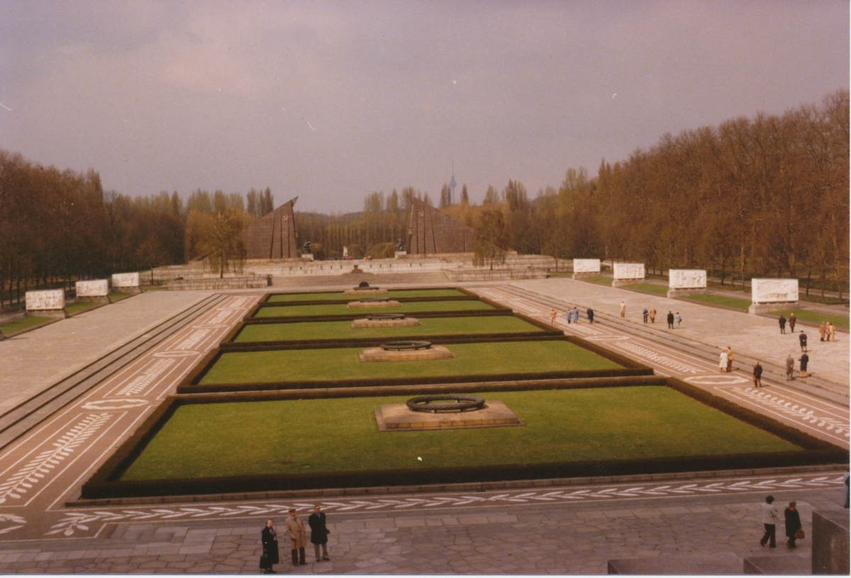 Sovjetisk krigsminnepark Øst-Berlin. Bildet er tatt under en tur "Foreningen for politiske fanger" arrangerte til Berlin 17.-24. april 1980.