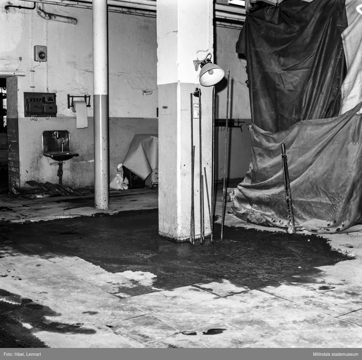 Byggnad 19 på pappersbruket Papyrus i Mölndal, 16/7 1966. Förstärkning av bjälklag genom megapålning.