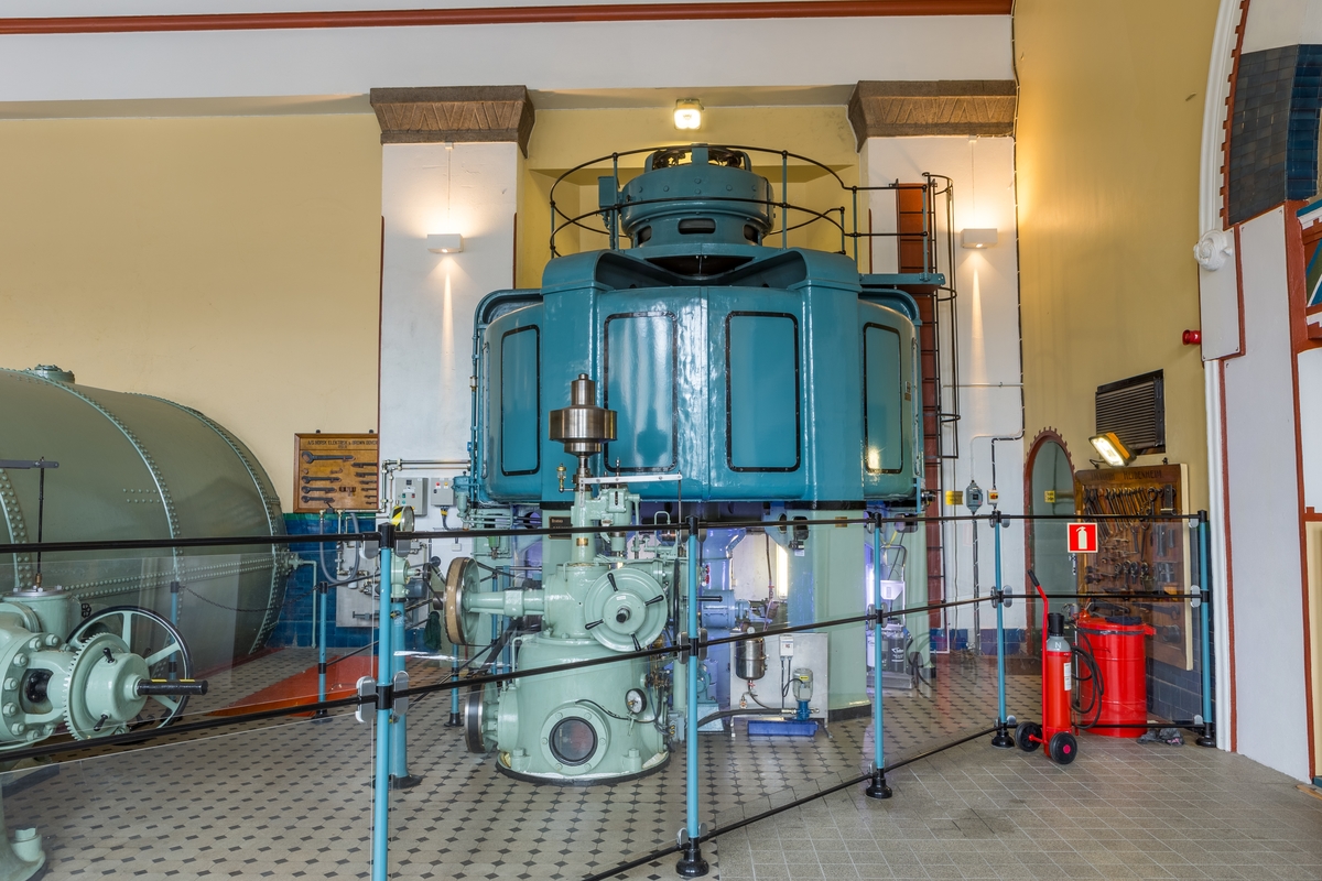 Aggregat i maskinsalen, Tinfos II kraftstasjon. Dette er det fjerde aggregatet som kom i 1926, det fungerer i dag som reserveaggregat for nye Tinfos kraftverk.