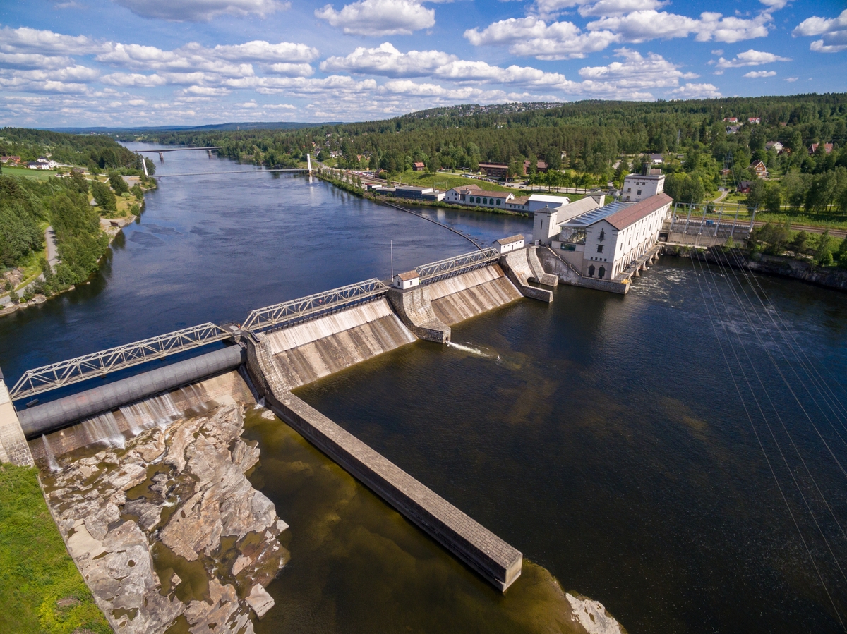 Rånåsfoss kraftverk i Glomma. Dammen består av to sektorluker og ei valseluke. Flomavledningsevna til dammen er på om lag 4400  m3/s.