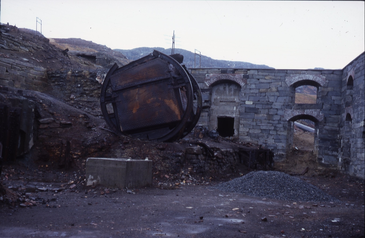 Fra ruinene av den første smeltehytta i Sulitjelma, med gammel konvertor