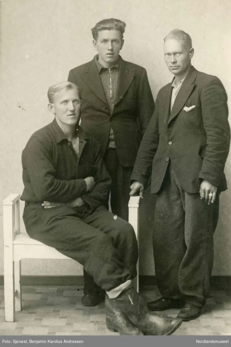 Portrett av tre menn i helfigur. Arne Johansen, Peder Grimstad og Ingvald Hansen fra Holmvåg.