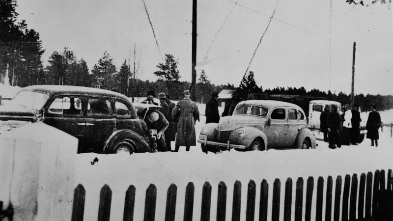 Biler, kongelige, politikere og flere ved den norsk-svenske grensa 12. april 1940. Foto fra Johnsen og Sæter: Kongens flukt. (Foto/Photo)