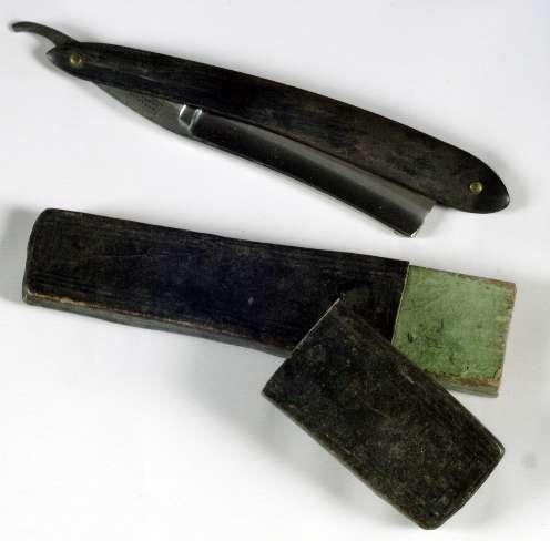 Skaft av svart horn, knivblad av stål. På knivbladet stämpeln: DAMASCUS STEEL, IMPROVED RAZOR.Fodral i svart papp, 17 x 3 cm.