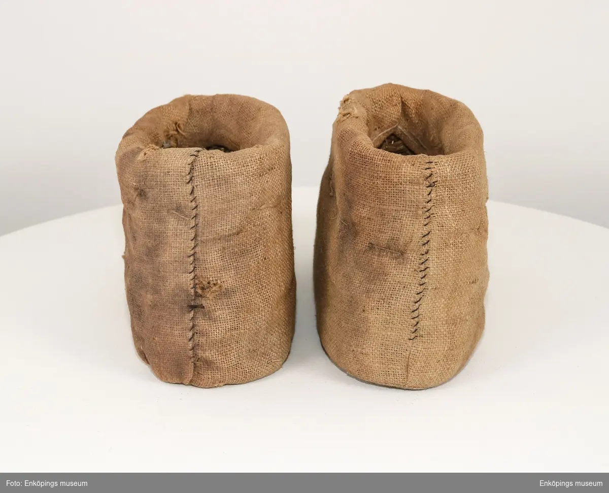 Flätad halmsko med överdrag av textil. Halmskor användes utanpå vanliga skor för att hålla värmen under vintern. Halmskorna användes ofta när man skulle stå stilla lång stund, t.ex. vid vinterfiske, jakt eller torgförsäljning.