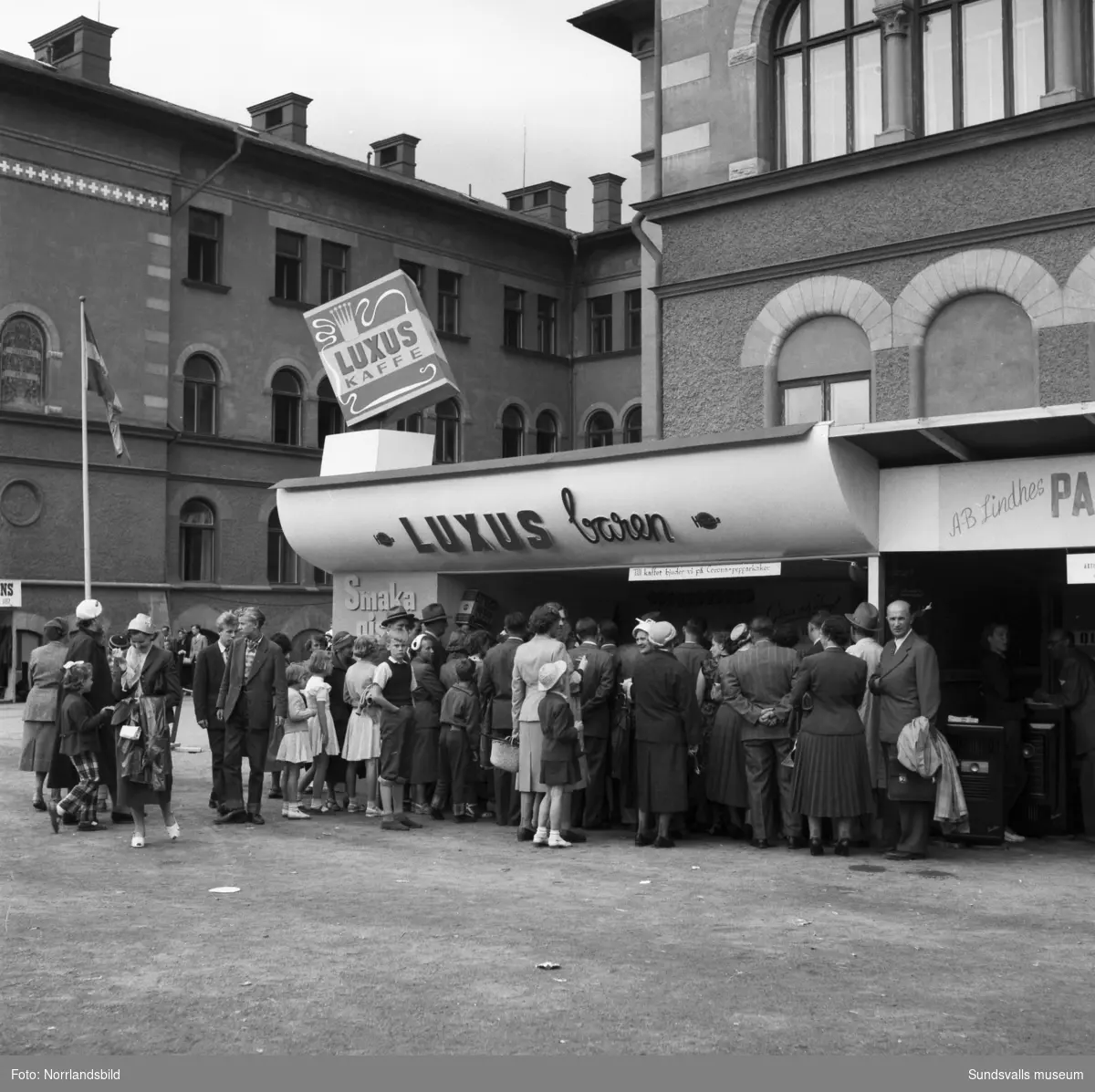 Vid Sundsvallsmässan 1954 hade Luxus kaffe satt upp Luxus-baren vid GA-skolan med demonstration och pristävling. Till kaffet serverades Corona-pepparkakor.