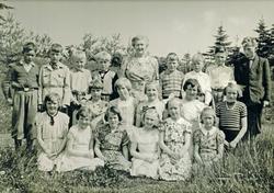 Elever og lærer på Sævland skole 1942. Poserer utendørs. Tot