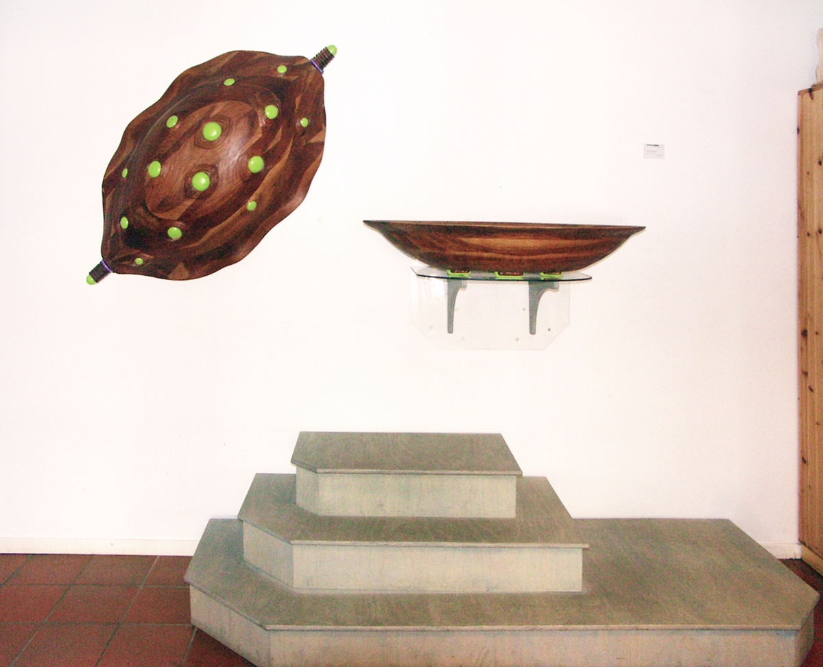 Kunstverket er i tre deler, hvor trappen i kryssfinér kan flyttes etter barnas behov.