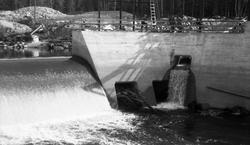 Dammen ved Kvernfallet i elva Søndre Osa i Åmot i Hedmark, f