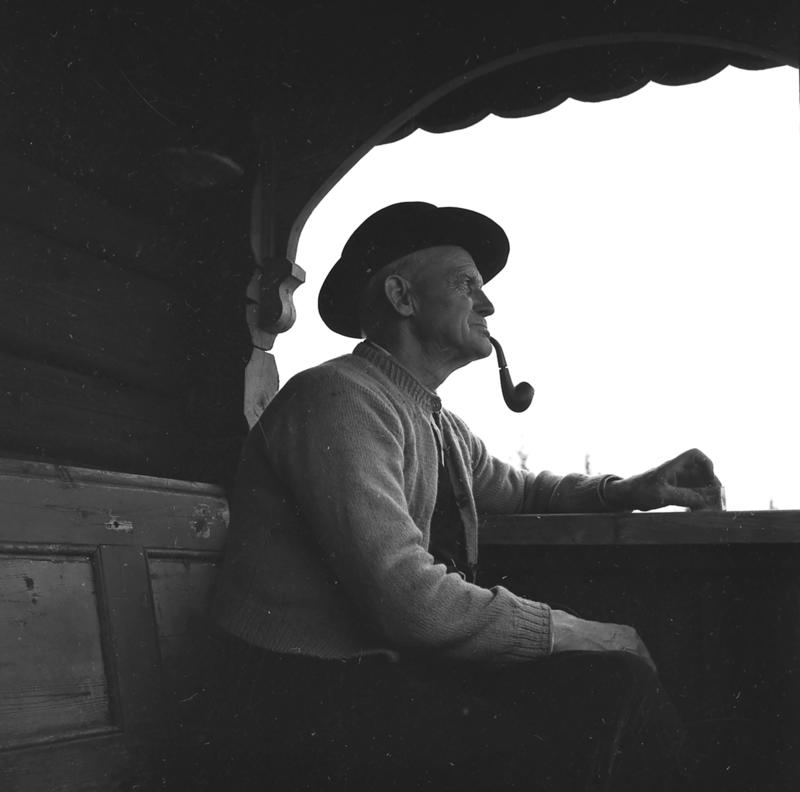 Laurits Engen, Sørskogbygda fotografert av Dagfinn Grønoset. Bildet er i svart/hvitt og er tatt i profil. Laurits Engen røyker pipe.