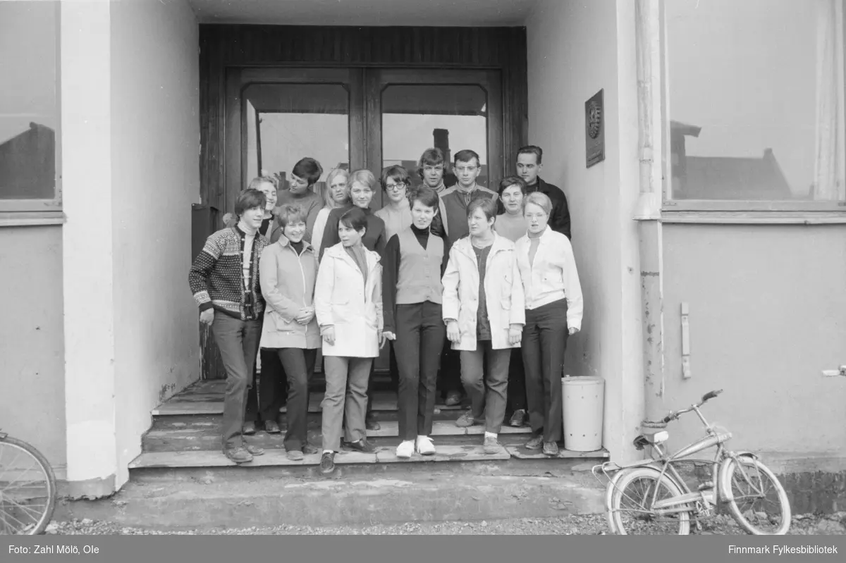 Elever utenfor Vardø yrkesskole. Ole Zahl Mölö har tatt bildet 15. mai 1970.