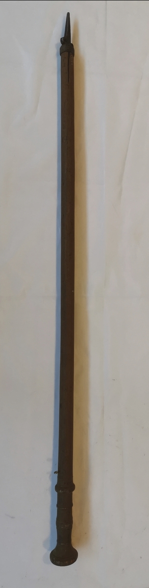 1 Stokk

Dreiet stokk med flattrykt knapp överst. Nederst 6,5 cm lang firkantet dobbsko. Samlet længde 101 cm. I senere tid malt gulbrun. 
Fra Eri i Lærdal.

Kjöpt ved Theodor Lindström, Lærdal.