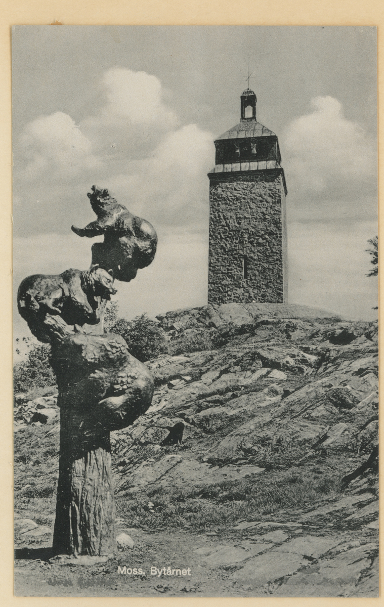 Skulpturen "Bjørnungene" ved Bytårnet av Asbjørg Betty Borgfelt, 1937. Postkort.
Historikk: Kunstneren gift med billedhuggeren Per Hurum. Skulpturen gave fra Jubileumsfondet av 1920.