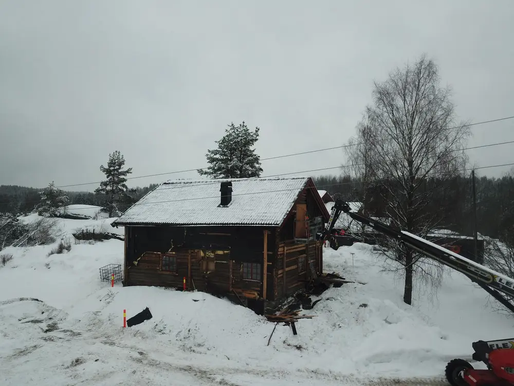 Fjerning av panel på svalgangsbygg på Taraldrud.