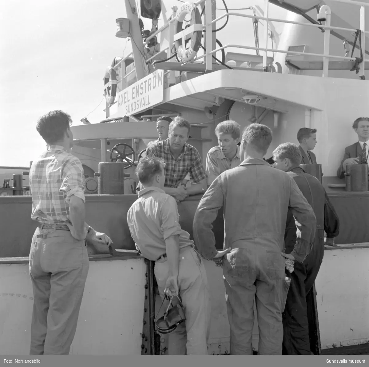 Reportagebilder från hamnen med bland annat SCA:s bogserbåt Axel Enström.