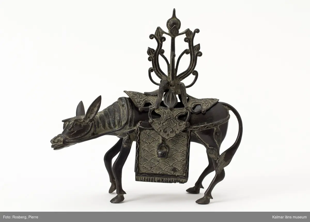 KLM 39023. Rökelsekar av brons. I form av en sadlad mula. Sadeln är formad som en lotusblomma och utgör lock. Datering: 1600-1700-tal.