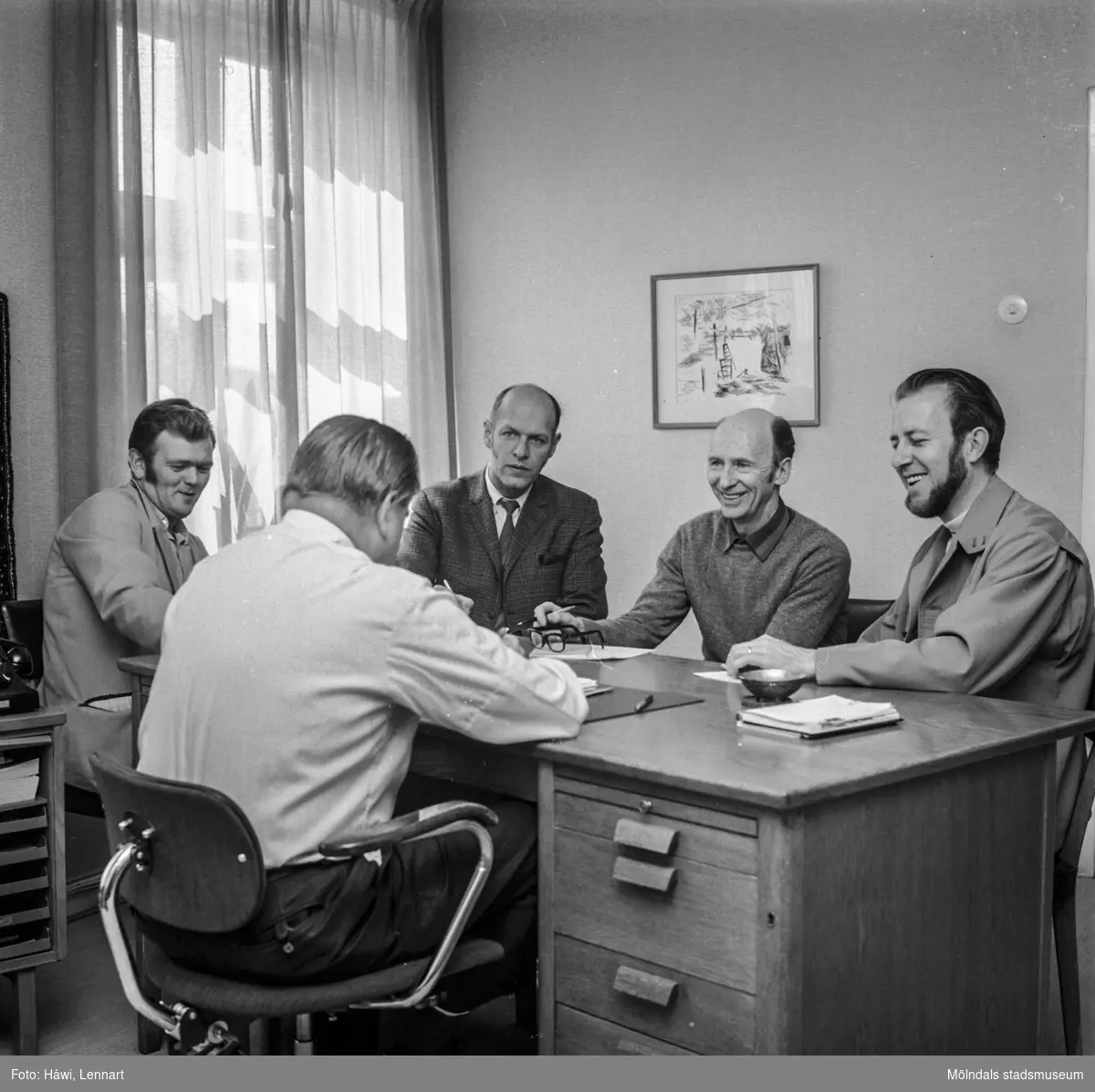Fem män i sammanträde på pappersbruket Papyrus i Mölndal, 8/5 1972.