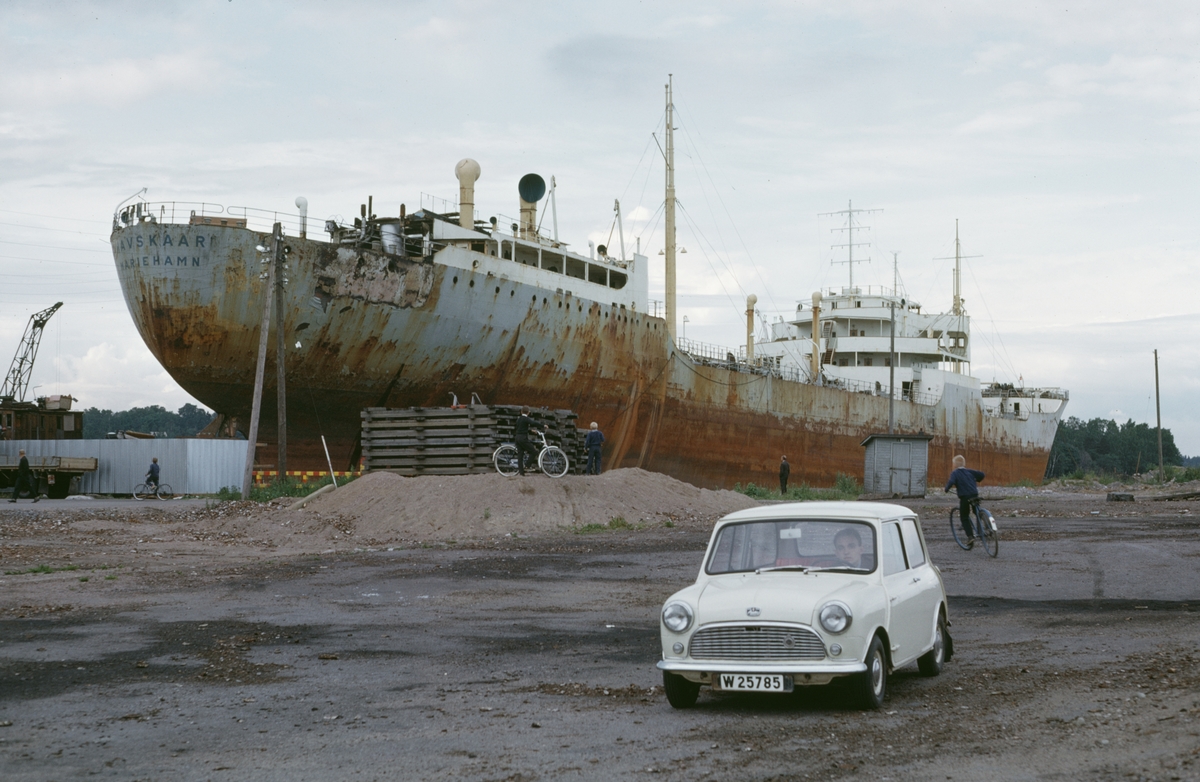 Havskaar, ursprungligen Soya II, upplagd i Helsingfors inför upphuggning. En Austin Cooper i förgrunden.