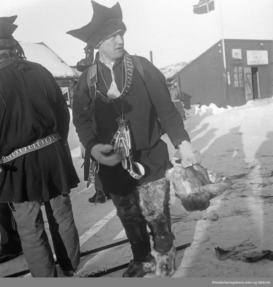 Fjordsamer fra Kalvik i Porsanger på vårmarkedet i Bossekop, 1939.